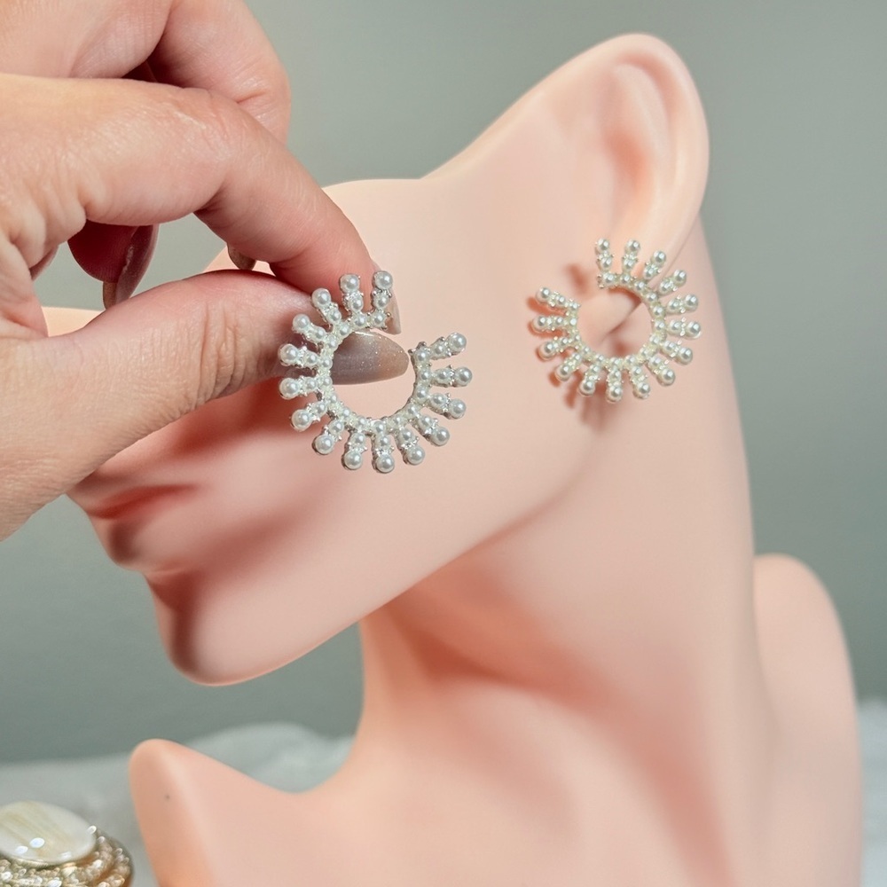 ⚜️ Silver Mini Pearl Earrings - Picture 7 of 7